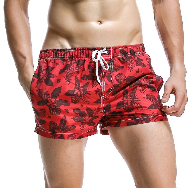 Chiếc quần short nam dành cho đi biển tông đỏ với họa tiết hoa lá thời trang